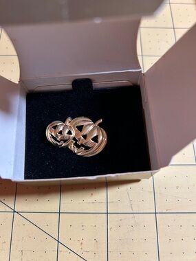 Avon Jack-O'-Lantern Pumpkin Pin Brooch in Gold Tone
